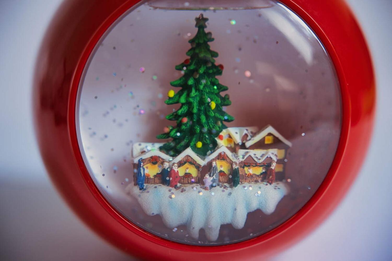 Preview: Konstsmide wassergefüllte LED Weihnachtskugel Weihnachtsdorf X-Mas Deko 4360-550