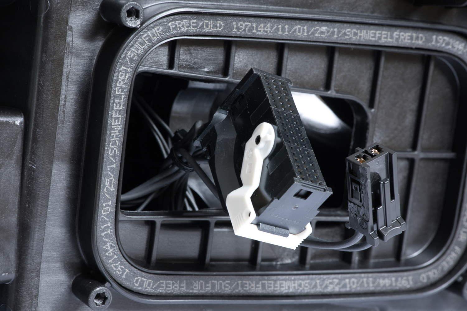 Preview: LED Scheinwerfer Links für Mercedes CLA Bj. bis 07/2022 Hella 1EX 015 086-311